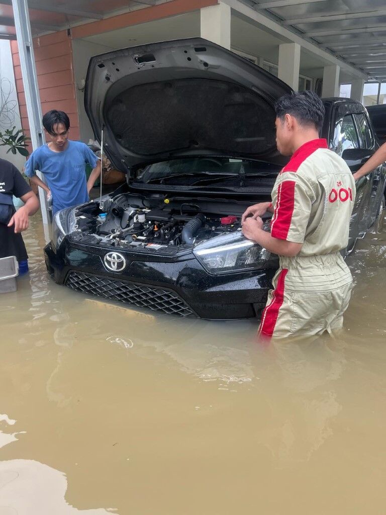 SERVIS -- Tim teknisi Kalla Toyota sedang melakukan servis di rumah konsumen setia Kalla Toyota saat terjadi banjir beberapa hari lalu.
