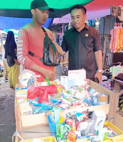 SIDAK -- Anggota DPRD Sidrap Saenal Rosi melakukan Sidak terhadap pembangunan Pasar Sentral Lawawoi Kecamatan Watang Pulu Sidrap, Selasa (25/2. 
