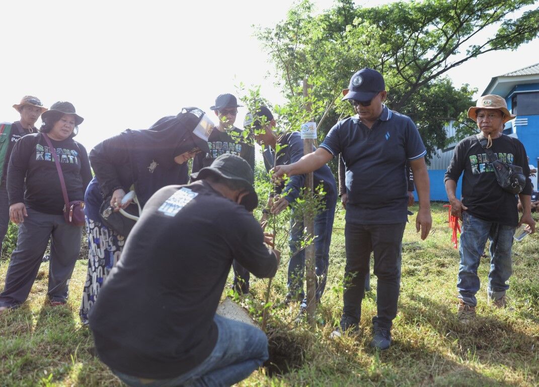 ist
POHON--Dinas Lingkungan Hidup (DLH) Kota Makassar menggelar aksi penanaman pohon di kawasan Tempat Pengelolaan Sampah Reduce, Reuse, Recycle (TPS 3R) Untia, Sabtu, (15/2).
