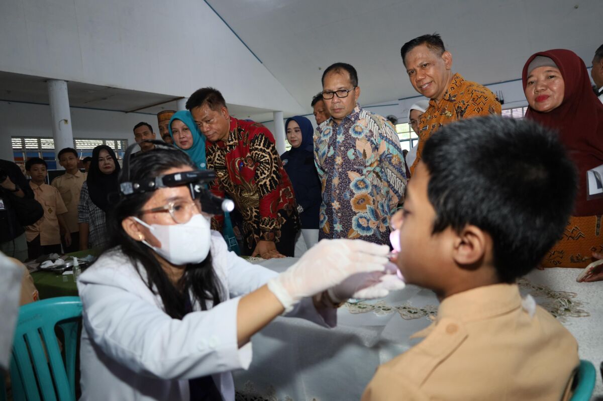 ist
MBG--Wali Kota Makassar, Moh Ramdhan Pomanto mendampingi Pj Gubernur Sulsel, Prof Fadjry Djufry meninjau pelaksanaan program MBG dan Pemerikasaan Kesehatan Gratis di empat sekolah, Jumat (14/2).
