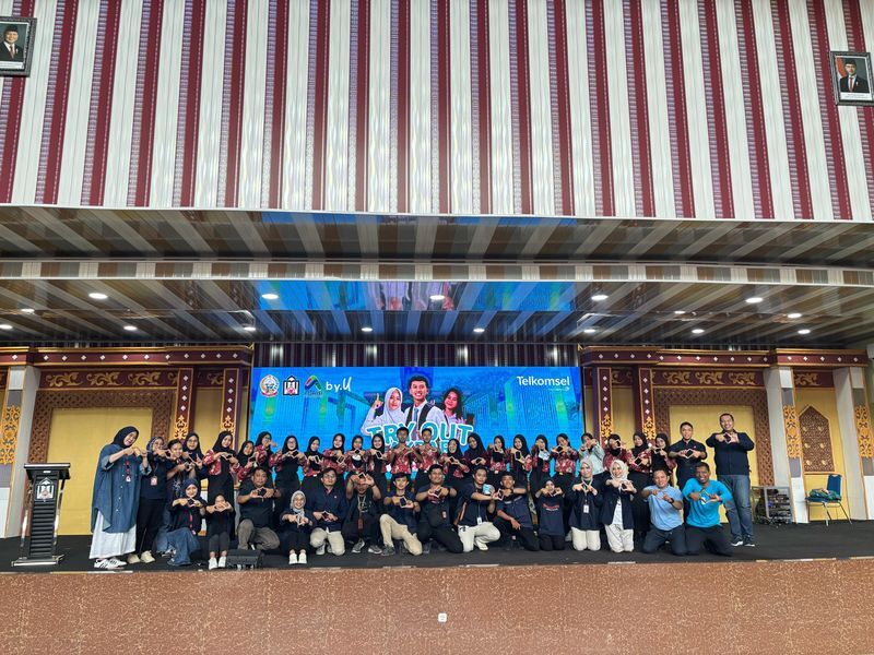 TRYOUT -- Para siswa melakukan foto bersama di sela mengikuti Ilmupedia Tryout UTBK SNBT 2025 yang dilaksanakan Telkomsel Operation Region Sulawesi.
