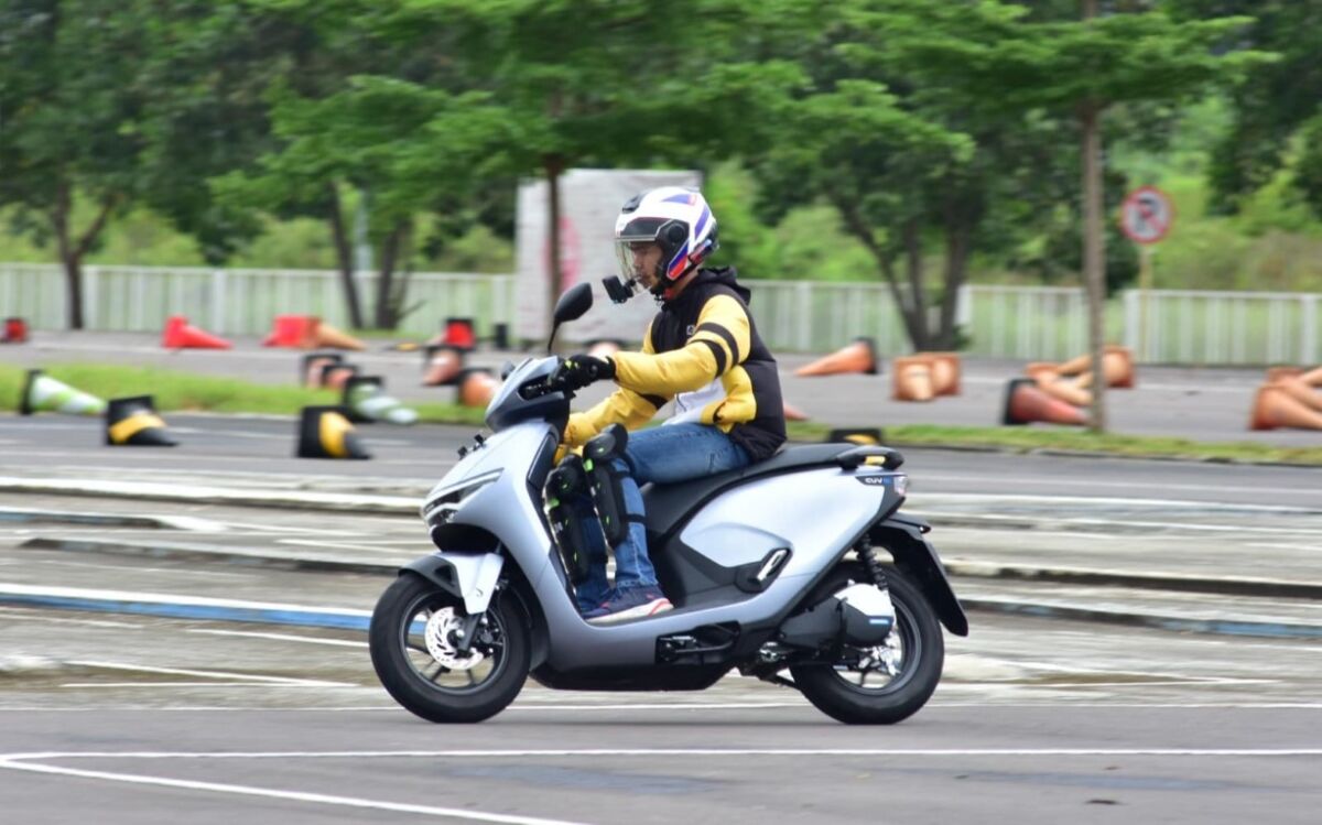 UPDATE -- Salah seorang pengendara Honda CUV e: sedang menguji ketangguhan dan kegesitan produk motor listrik dari Honda ini. Dengan RoadSync Duo membuat pengendara Honda CuV e: tetap bis update dan terkoneksi saat di jalan raya.
