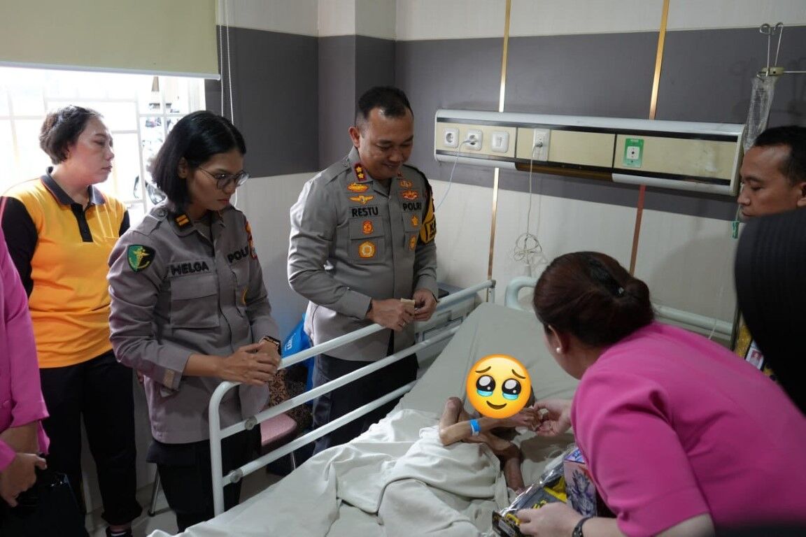 IST
USUT -- Kapolres Pelabuhan Makassar, AKBP Restu Wijayanto bersama istrinya, membesuk dan memantau kondisi kedua bocah di Rumah Sakit Bhayangkara.
