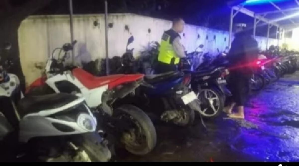 CIPKON -- Sejumlah kendaraan roda dua yang menggunakan knalpot brong, terjaring operasi Cipkon. Kini kendaraan diamankan di Mapolsek Manggala-Polrestabes Makassar. 
