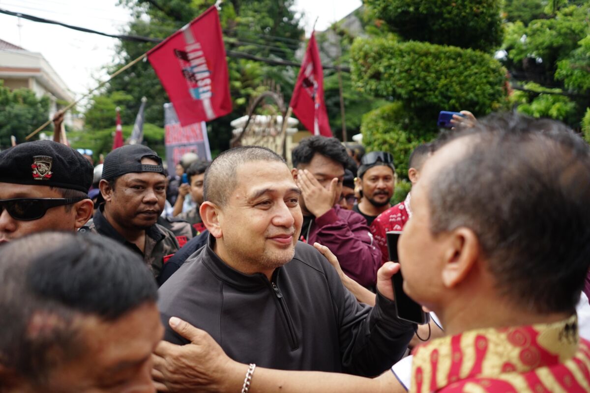 IST
DIJEMPUT-Wali Kota Makassar terpilih Munafri Arifuddin dijemput pendukung setibanya di Bandara Internasional Sultan Hasanuddin, Kamis (6/2). 
