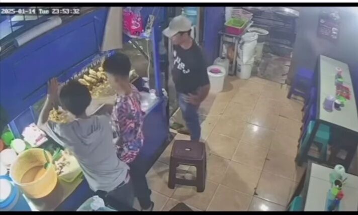 PEMALAK -- Pelaku pemalak masuk di warung penjual ayam Krispi di Jalan Tinumbu yang terekam CCTV. 
