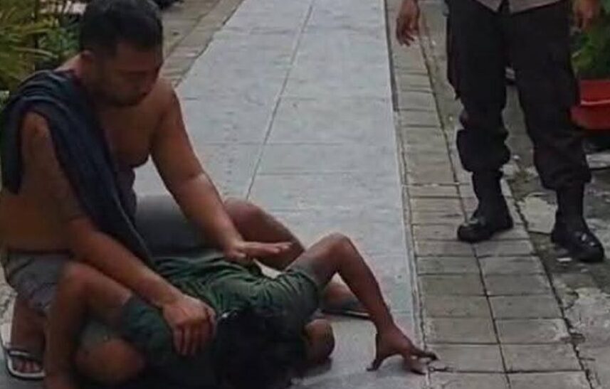 KESURUPAN -- Terduga pelaku KDRT batal diamankan karena saat diamankan terduga kesurupan dengan merayap seperti buaya di jalan setapak depan rumahnya. 
