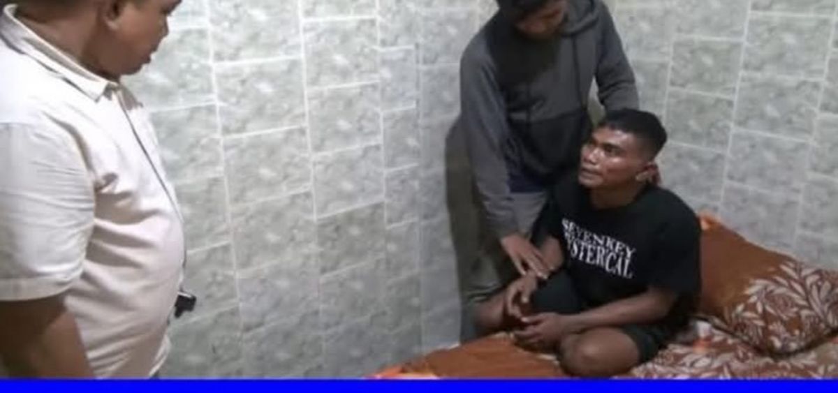 IST
PENCURIAN -- Pelaku pencurian uang di KM Sahari saat diamankan personel Polsek Kawasan Paotere-Polres Pelabuhan Makassar. 
