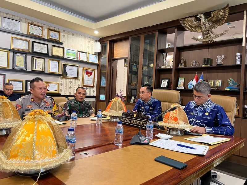 BAHAS -- Pj Bupati Jeneponto, Reza Faisal Saleh saat memimpin rapat bersama Forkopimda Jeneponto membahas kondisi Jeneponto pascaputusan MK.
