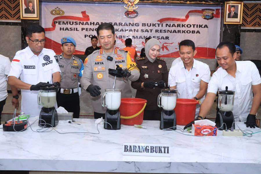 BLENDER -- Kapolrestabes Makassar, Kombes Pol Arya Perdana saat memusnahkan sabu dengan cara memasukkan ke dalam blender di aula Mappaoddang Polrestabes Makassar.
