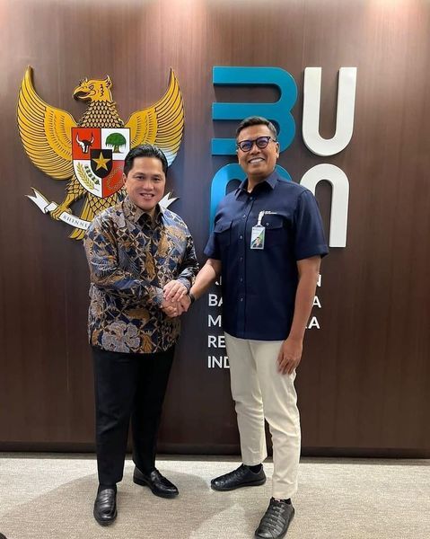 Direktur Utama BPJS Ketenagakerjaan, Anggoro Eko Cahro (kanan) bersama Menteri BUMN, Erick Thohir.
