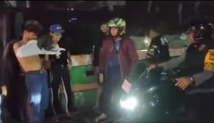 BALLO -- Personel Polsek Mariso menemukan sekelompok remaja yang berpesta miras di wilayah hukum Polsek Mariso saat melakukan operasi Cipta Kondisi. 
