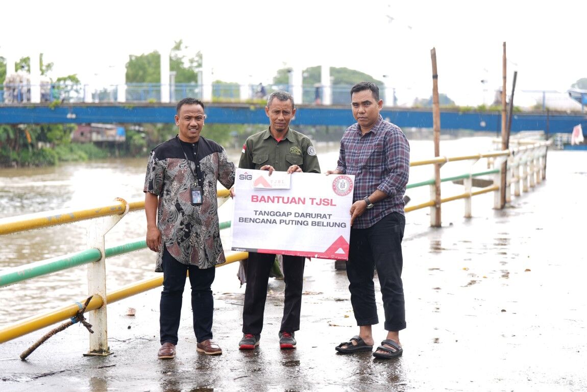 BANTUAN -- Tim TJSL PT Semen Tonasa sedang memberikan bantuan kepada korban angin puting beliung di Pulau Sarappo Lompo dan Pulau Sarappo Caddi, Desa Mattiro Langi, Kecamatan Tupabbiring Selatan, Pangkep melalui Kepala Desa Mattiro Langi, Ansar.
