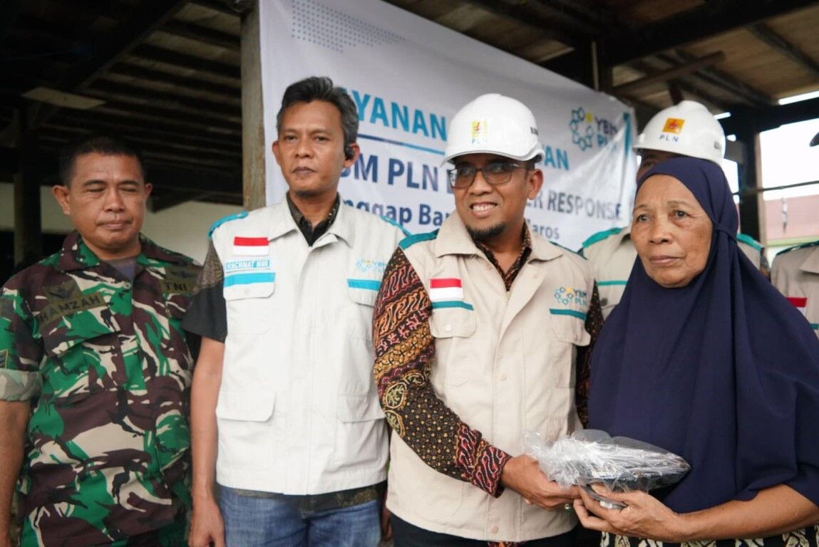 BANTUAN -- General Manager PLN UID Sulselrabar, Budiono (dua dari kanan) bersama Ketua YBM PLN, Rachmat Nur (dua dari kiri), didampingi aparat TNI, menyerahkan bantuan kepada warga terdampak banjir di Kabupaten Maros. Bantuan ini merupakan bagian dari upaya PLN Peduli dalam mendukung pemulihan pasca-bencana serta membantu masyarakat yang membutuhkan.
