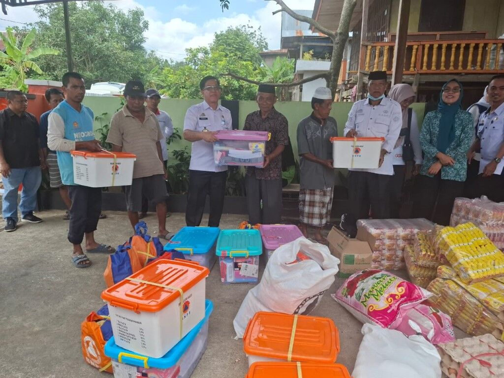 IST
BANTUAN -- Plt Camat Bontobuddung juga Kadis Koperasi dan UKM Gowa, Mahmuddin, saat menerima bantuan kedaruratan dari Dinsos, BPBD, dan legislator pusat Meity. 
