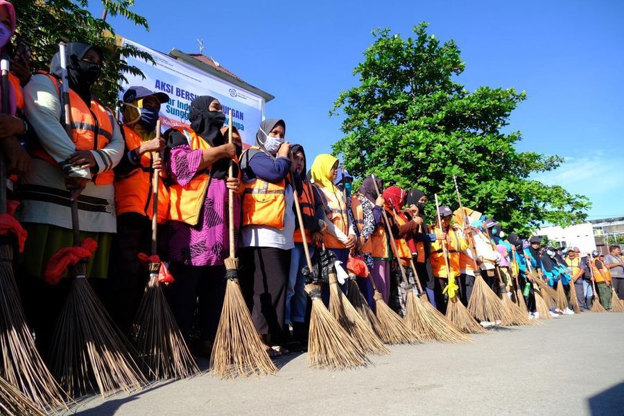 IST
BERSIH -- Suasana aksi bersih sampah di Pasar Induk Minasa Maupa Sungguminasa serangkaian Hari Peduli Sampah Nasional. 

