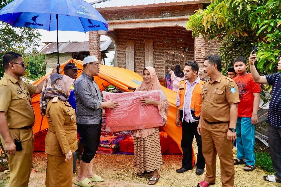 KORBAN -- Wabup Bulukumba Andi Edy Manaf mengunjungi korban bencana angin kencang di Desa Tanah Harapan, Kecamatan Rilau Ale, Selasa (11/2). 

