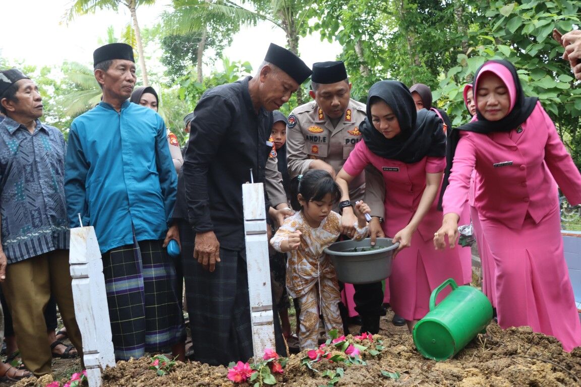 ANTAR JENAZAH -- Kapolres Bulukumba AKBP Andi Erma Suryono didampingi Ketua Bhayangkari Cabang Bulukumba Ny Eli Andi Erma saat mengantar jenazah Jusfinarni hingga ke pemakaman Desa Lembang Lohe Kecamatan Kajang, Senin (17/2). 