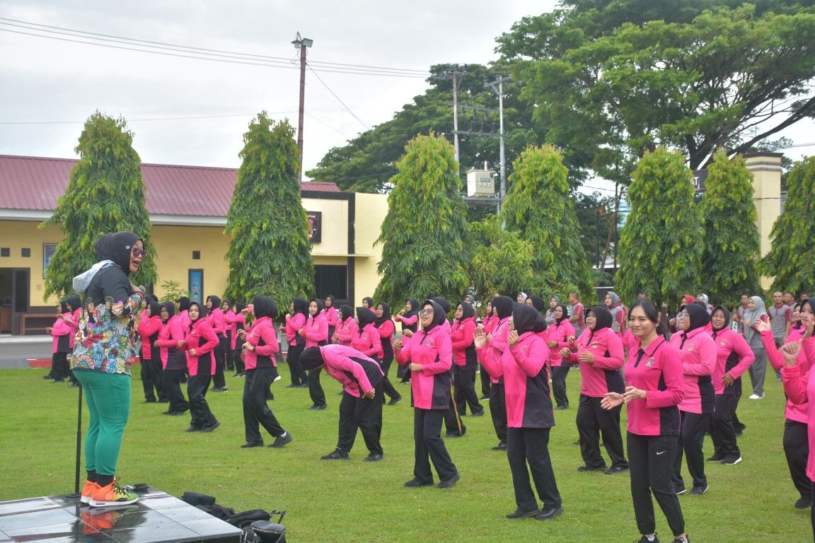 Kapolres dan Ketua Bhayangkari  Ikut Senam Zumba