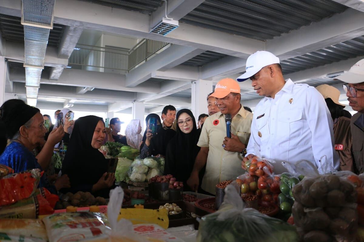 TINJAU -- Pj Gubernur Sulsel Prof Fadjry Djufry meninjau Pasar Sentral Bulukumba 
yang baru selesai dibangun sekaligus memastikan harga kebutuhan bahan pokok, Senin (3/2)
