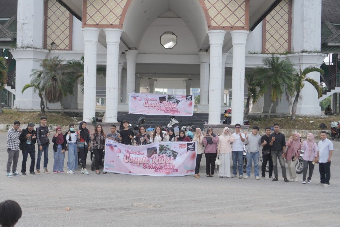 COUPLE RIDE -- Para peserta Valentine Couple Ride & Movie Date yang merupakan para pengguna Scoopy dan New Stylo, berfoto bersama di sela melakukan kegiatan.
