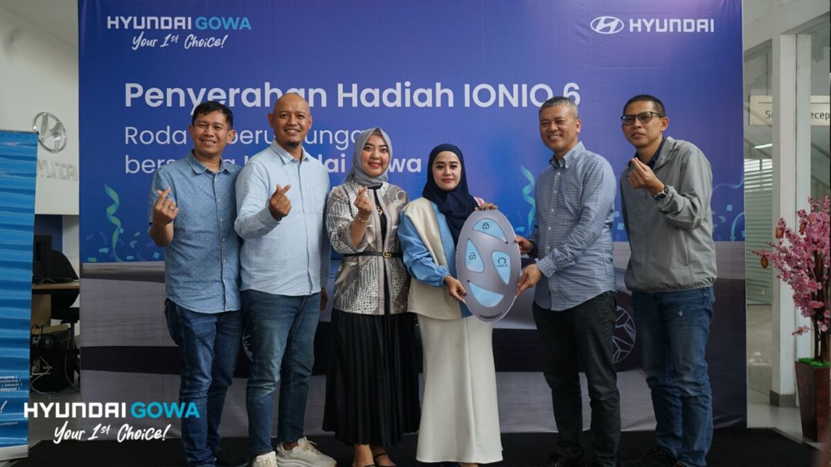 HADIAH -- Dewi Puspitasari, salah seorang konsumen setiap Hyundai Stargazer (tiga dari kanan) saat menerima hadiah berupa satu unit  Hyundai Ionic 6 dari para pimpinan manajemen Hyundai Gowa di Jakarta.