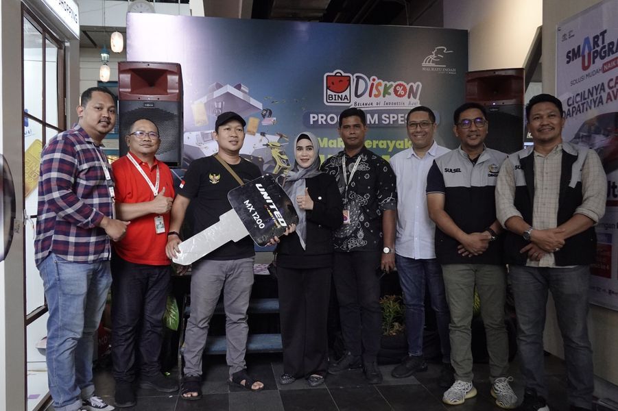 HADIAH -- Penyerahan hadiah sepeda motor listrik dari Mal Ratu Indah kepada pemenangnya.
