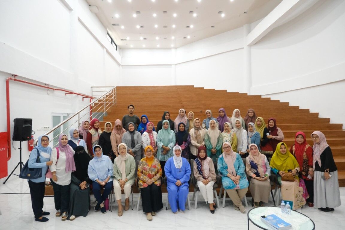 ist
PAMIT--Menjelang berakhirnya masa jabatannya sebagai Ketua TP PKK Kota Makassar, Indira Yusuf Ismail, foto bersama dengan pengurus TP PKK usai melakukan pertemuan, akhir pekan lalu.