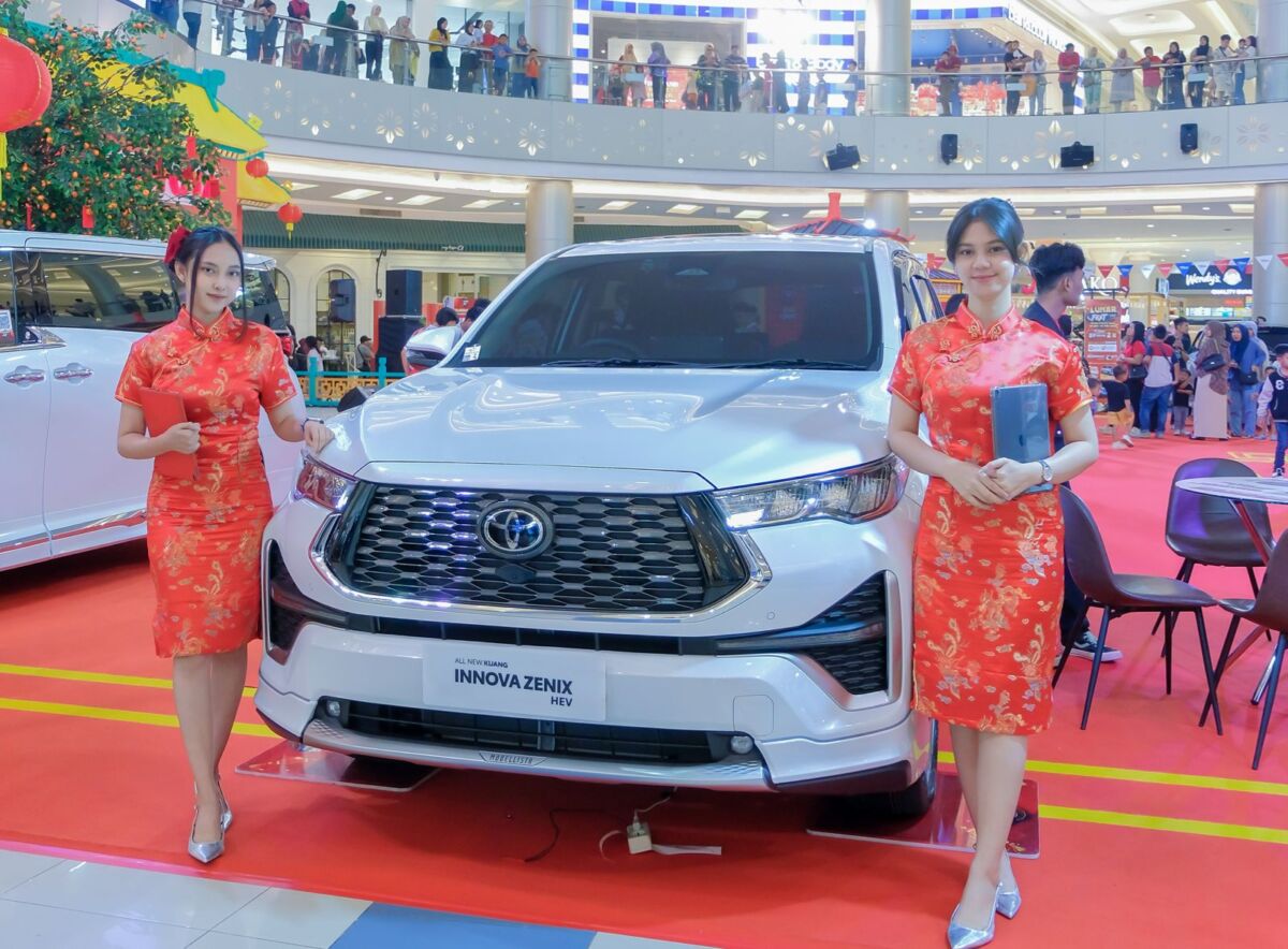INNOVA ZENIX -- Mobil hybrid andalan penjualan Kalla Toyota saat dipamerkan di hall Mal Ratu Indah Makassar. Salah seorang penggunanya mengakui bagaimana keandalan dan keiritan dari produk Toyota ini.