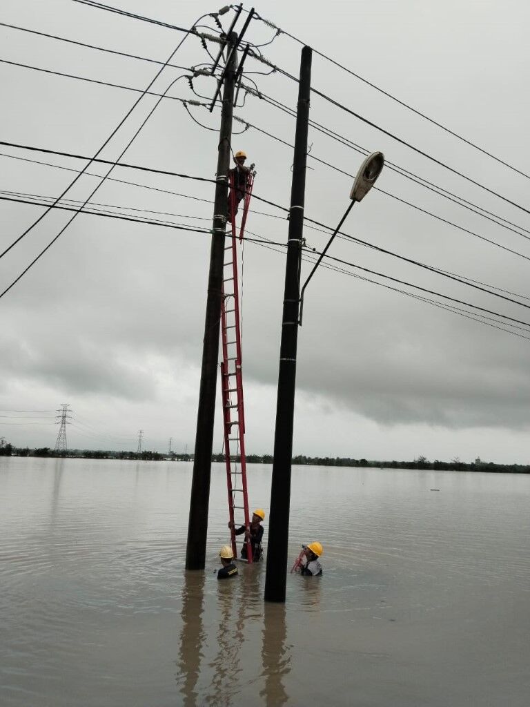 JARINGAN -- Petugas PLN saat berjuang memperbaiki jaringan listrik yang terdampak cuaca buruk di Jalan HM Yasin Limpo, Kabupaten Gowa.
