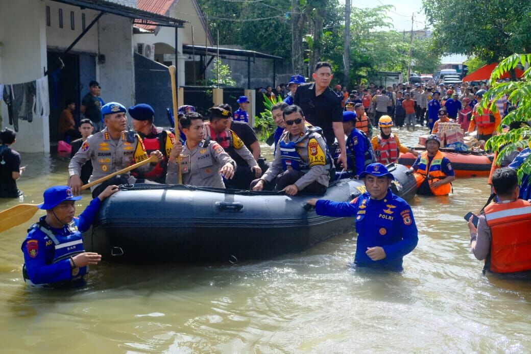 ist
MENINJAU--Kapolda Sulawesi Selatan, Irjen Pol Yudhiawan turun langsung meninjau kondisi korban banjir di Antang, Kecamatan Manggala, Kota Makassar, Kamis (13/2).Kapolda menggunakan perahu karet menyusuri pemukiman warga dan memberikan bantuan.
