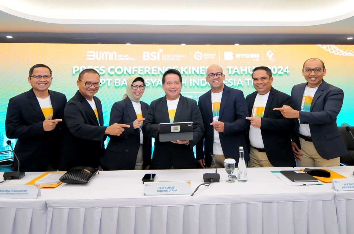 KINERJA -- Direktur Utama BSI, Hery Gunardi (tengah) bersama jajaran PT BSI usai menggelar konferensi pers Kinerja Tahun 2024.
