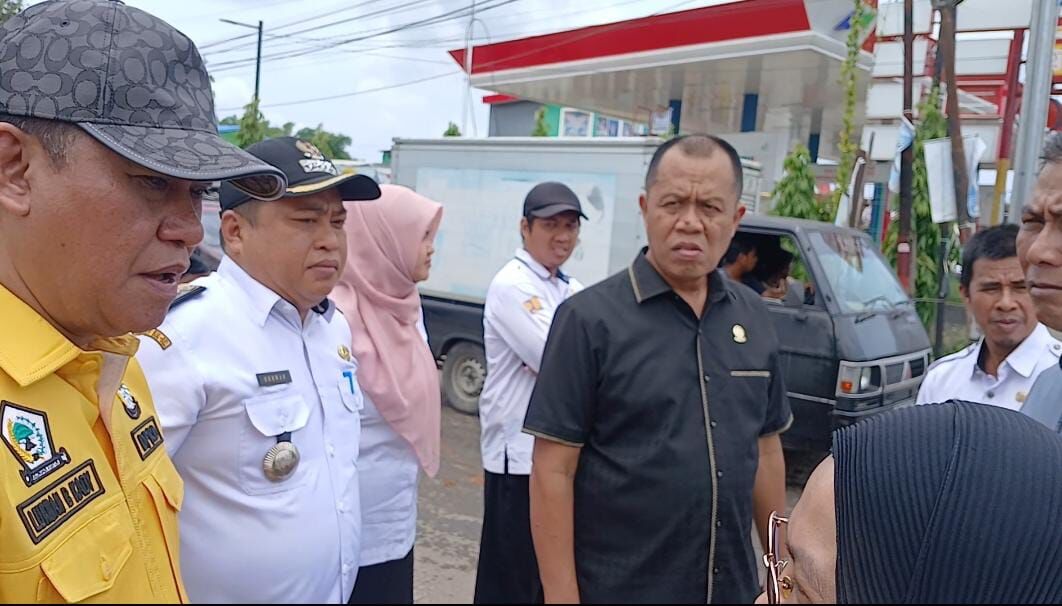 ist
TINJAU--Anggota Komisi D DPRD Sulsel meninjau langsung kerusakan jalan yang terletak di poros Pamanjengan Moncongloe kabupaten Maros, Rabu (5/2)
