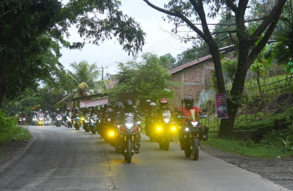 KONVOI -- Para bikers Asmo Sulsel saat menggelar konvoi bertajuk Honda Bikers Motour Camp 2025 di Lefa Camp & Resort Malino, Gowa
