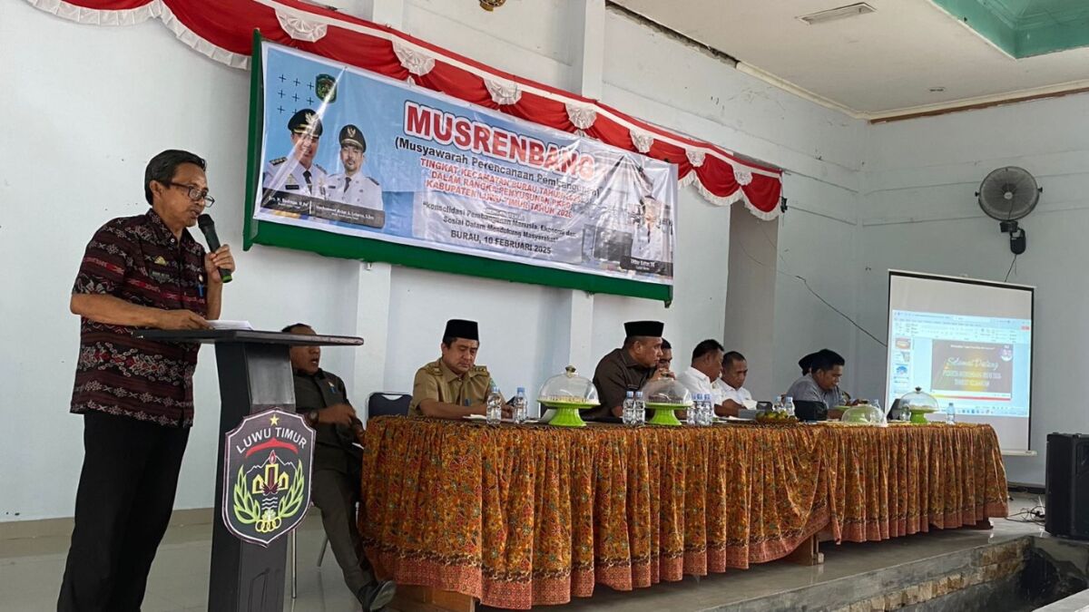 MUSRENBANG -- Kepala Bapelitbangda Lutim, Dohri As’ari menyampaikan sambutan saat membuka Musrenbang tingkat kecamatan Tahun 2025 dalam rangka penyusunan RKP Tahun 2026 di Kecamatan Burau, Senin (10/2).
