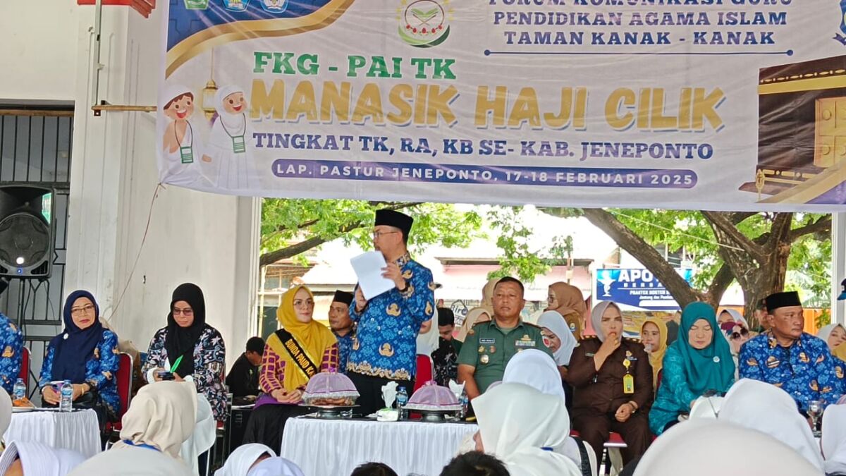 MANASIK HAJI -- FKG PAI TK Kabupaten Jeneponto sukses menggelar kegiatan manasik haji cilik yang diikuti 2.484 anak usia dini dari TK, RA, dan KB se-Kabupaten Jeneponto. Manasik haji ini dibuka Pj Bupati Jeneponto, H Reza Faisal Saleh.
