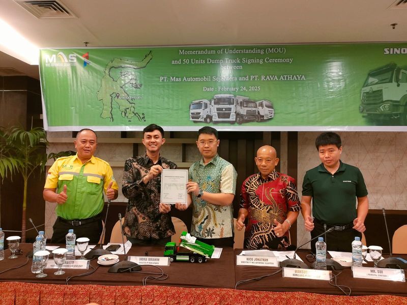 MOU -- Direktur Utama PT MAS Automobil Sejahtera, Nico Jonathan (tiga dari kanan) dan Direktur PT Rava Athaya, Indra Ibrahim (dua dari kiri) menunjukkan naskah MOU yang telah ditandatangani kedua belah pihak disaksikan Mansudin Tan selaku Komisaris PT MAS Group, Suratno selaku Nasional Head Service dan Sparepart, dan Mr. Sui (Principal Sinotruk--China). 
