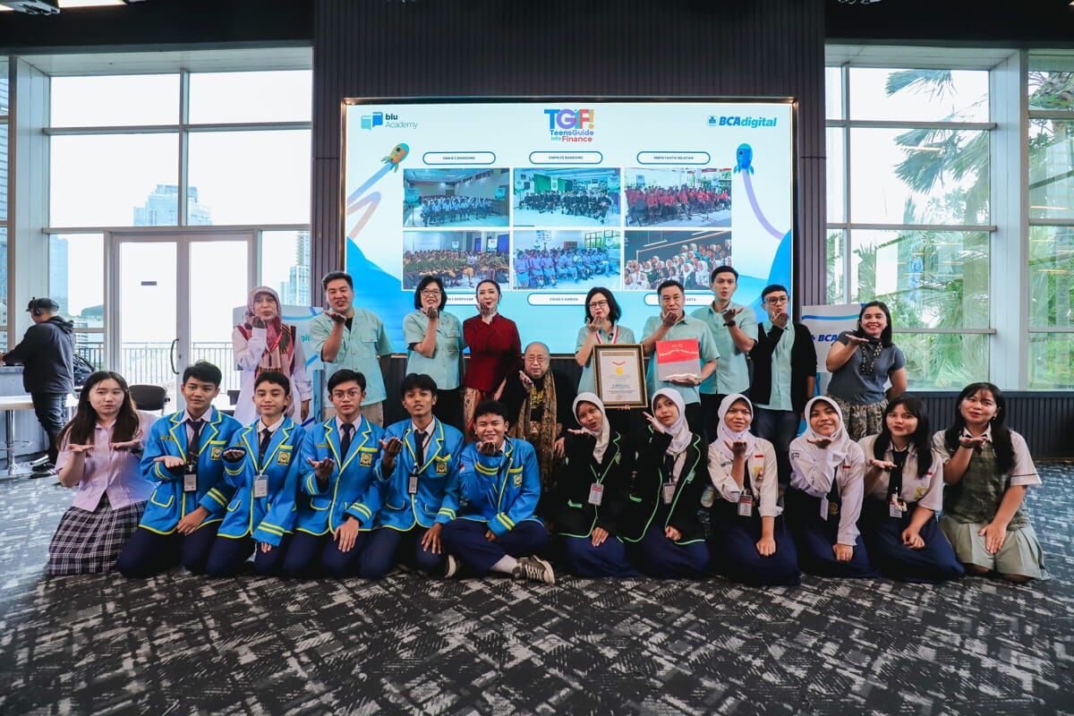 MURI -- Jaya Suprana, Founder dan Ketua Umum MURI (tengah) bersama Lanny Budiati, Direktur Utama BCA Digital bersama tim dan para pelajar salah satu SMP.
