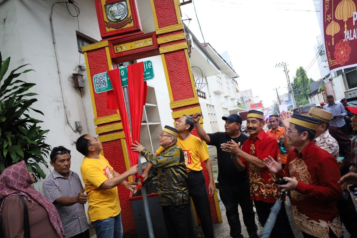 ist
JALAN--Jalan Jampea yang berlokasi di Kecamatan Wajo resmi berubah nama menjadi Jalan Hoo Eng Djie, Sabtu (8/2).Perubahan nama jalan tersebut diresmikan langsung Wali Kota Makassar Moh Ramdhan Pomanto dan disaksikan keluarga besar Hoo Eng Djie.
