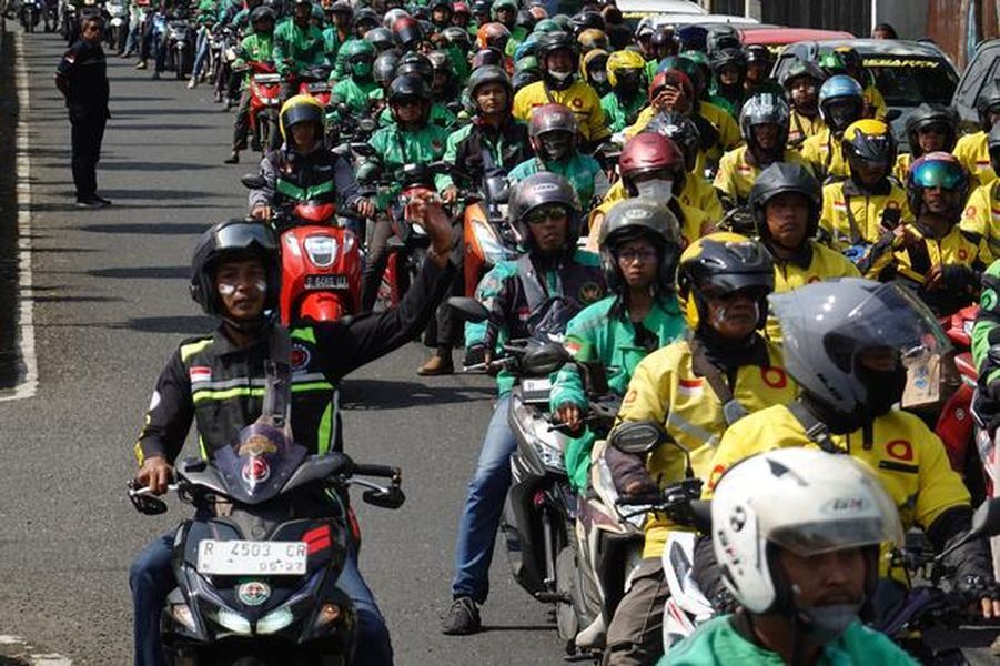 OJOL -- Para pengendara Ojol bersama pekerja UMKM bakal mendapatkan perlindungan dari BPJS Ketenagakerjaan.
