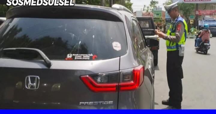 OPERASI -- Personel Satlantas Polrestabes Makassat saat memeriksa pengendara mobil yang melintas di lokasi operasi keselamatan Pallawa 2025.
