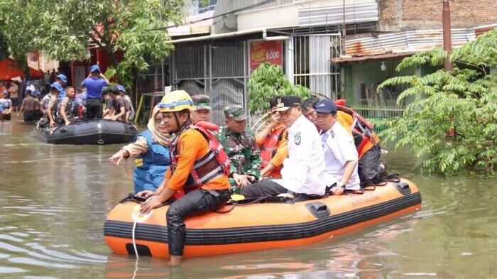 ist
MENINJAU--Penjabat Gubernur Sulsel, Prof Fadjry Djufry turun meninjau warga yang di posko pengungsian Blok 8 menggunakan perahu karet, Rabu (12/2).
