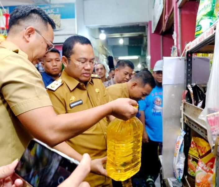 IST
PANTAU -- Wabup Gowa, Darmawangsyah Muin bersama TPID Gowa memantau harga dan stok bahan kebutuhan pokok di Pasar Minasa Maupa. 
