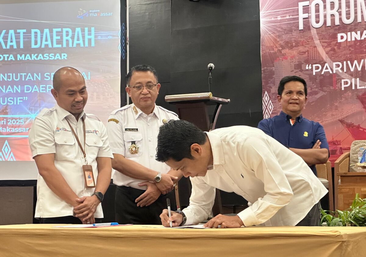 ist
FOTO BERSAMA--Asisten I Bidang Kesra Pemerintah Kota Makassar, Andi Muhammad Yasir, foto bersama usai membuka Forum Perangkat Daerah Dinas Pariwisata Kota Makassar di Hotel The Rinra, Rabu (5/2).     

