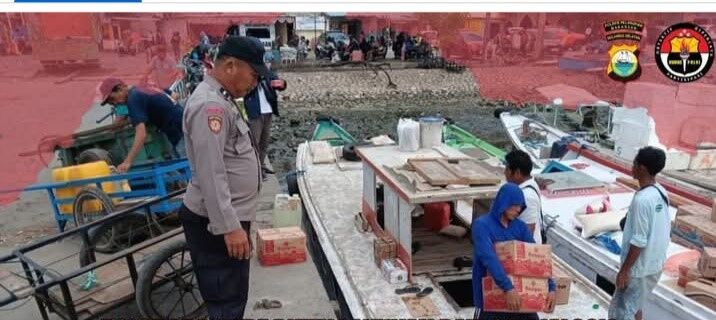 PATROLI -- Personel Polsek Kawasan Paotere melakukan patroli di kapal yang sandar di dermaga Pelabuhan Paotere-Polres Pelabuhan Makassar
