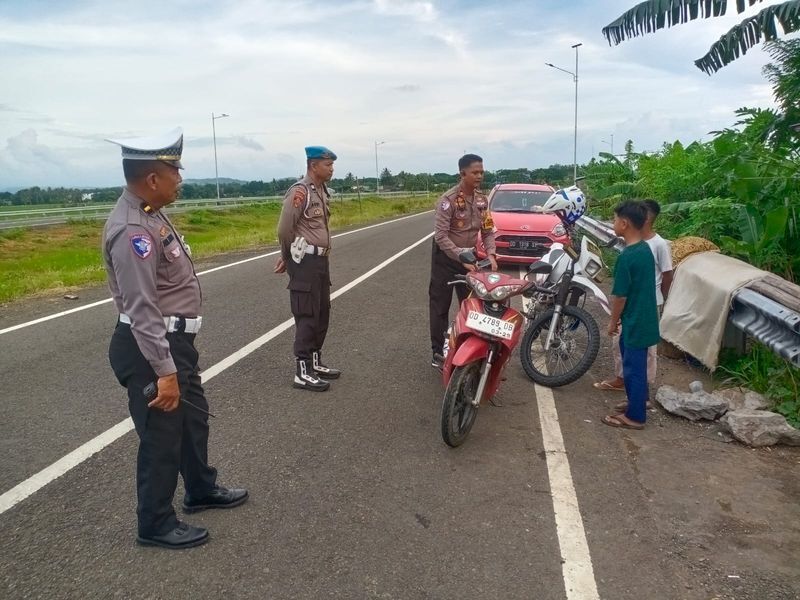 PATROLI -- Personel Polres Maros sedang melakukan patroli unuk mencegah balap liar dan kejahatan jalanan lainnya.
