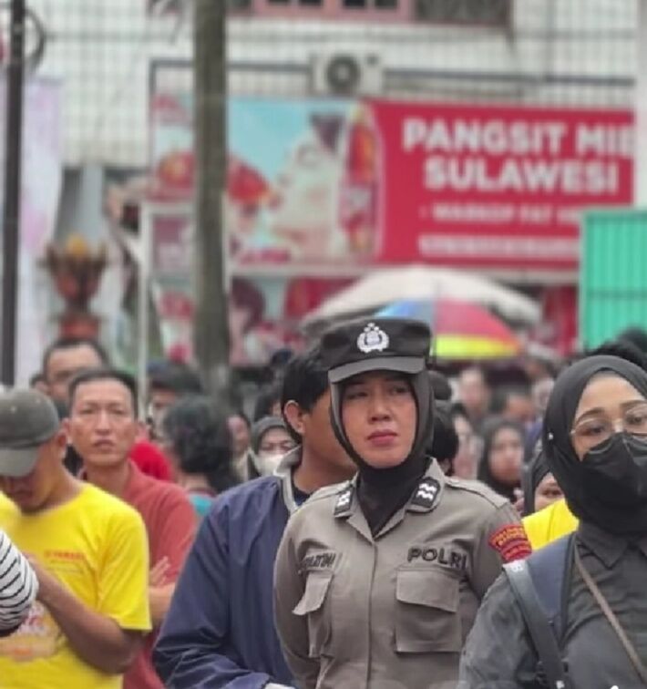 PENGAMANAN -- Personel Polres Pelabuhan Makassar melakukan pengamanan kegiatan Jappa Jokka di Jalan Sulawesi dan sekitarnya. 
