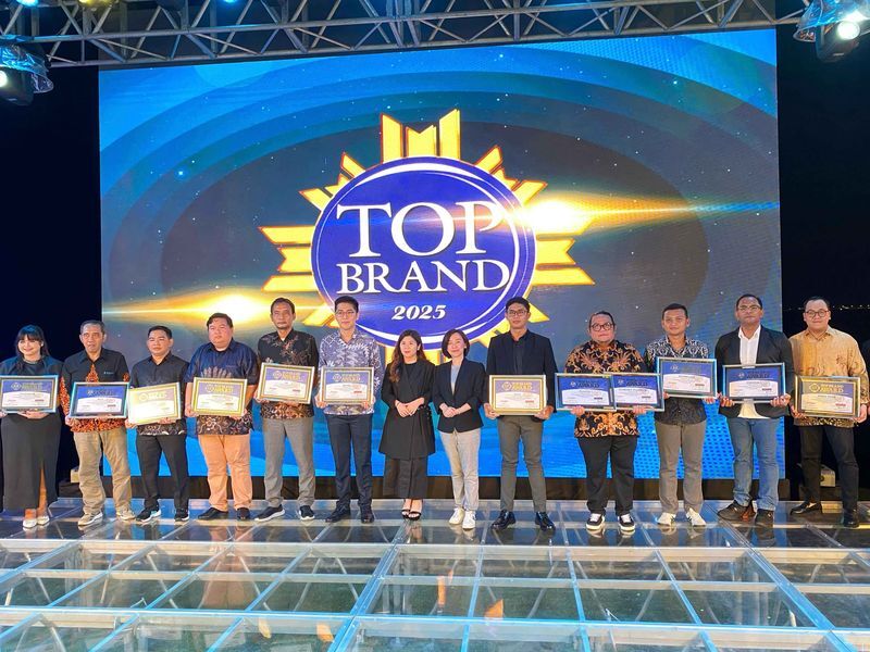 PENGHARGAAN -- Tim PT Etos Kreatif Indonesia (empat dari kanan) saat menerima penghargaan Top Brand Award 2025 kategori susu kambing.
