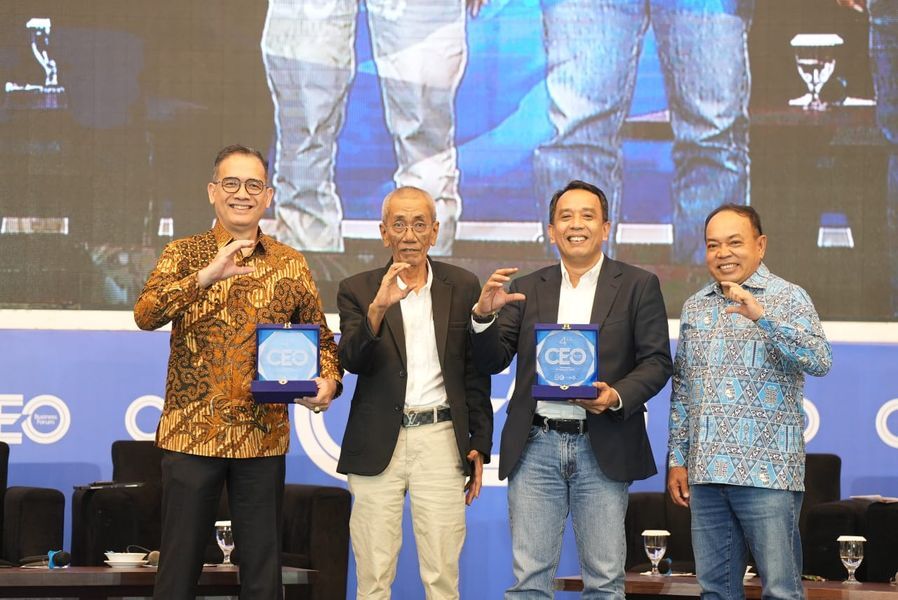 PENGHARGAAN -- Direktur Utama PT Semen Tonasa, Asruddin (dua dari kanan) bersama para pemateri lainnya pada acara CBS 2025.
