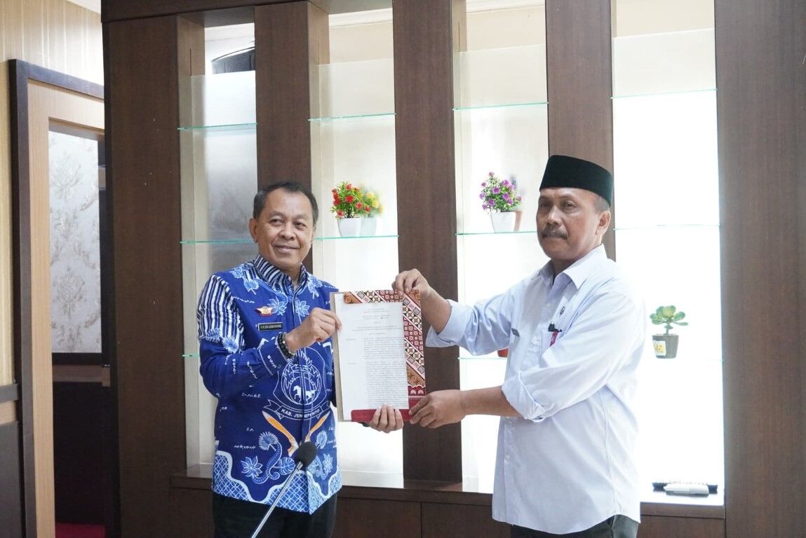 PENYERAHAN SK -- Ketua Panitia Seleksi, HM Sirajuddin Mamang (kiri), menyerahkan SK kepada Helmi P yang resmi ditunjuk sebagai Plt Direktur PDAM Kabupaten Jeneponto. 
